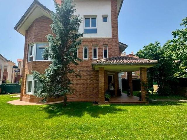 Casa de alto standing en venta Santa Cruz de Bezana, Cantabria