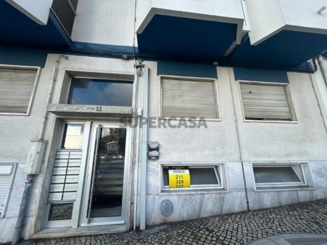 Arrecadação e arrumos com área de 24,8725 m2 na Mealhada Loures