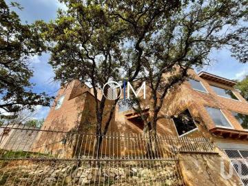 Casa de artista en Santa Rosa con amplios espacios y vista ESPECTACULAR
