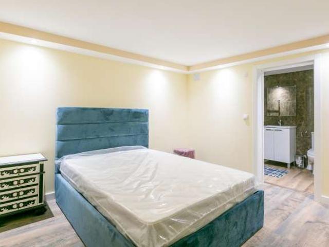 Casa de banho privativa em casa com 11 quartos em Famões, Lisboa