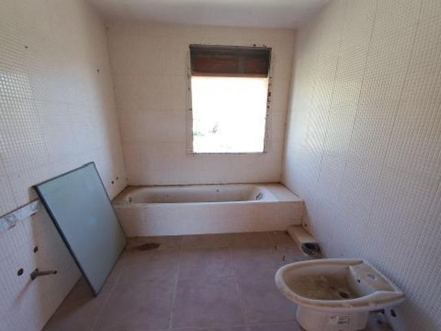 Casa de cuatro habitaciones y dos baños. Precisa reforma integral