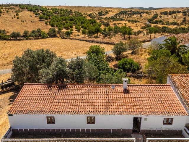 Casa de campo com terraço e potencial para renovação perto de Mértola, Mértola