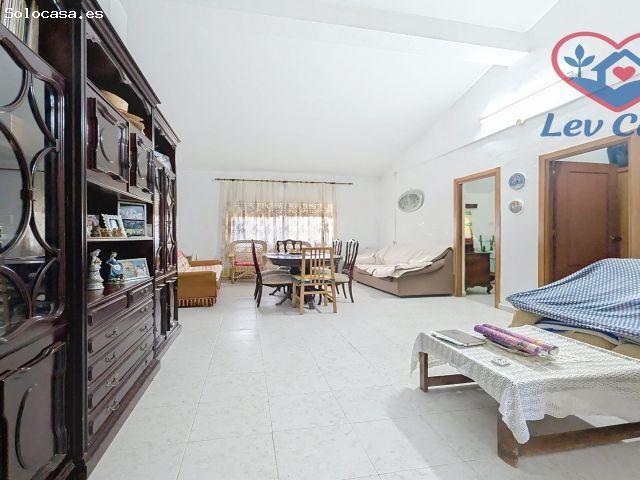 CASA DE CAMPO CON 4 DORMITORIOS, PATIO PRIVADO Y TERRENO CON 60 OLIVOS