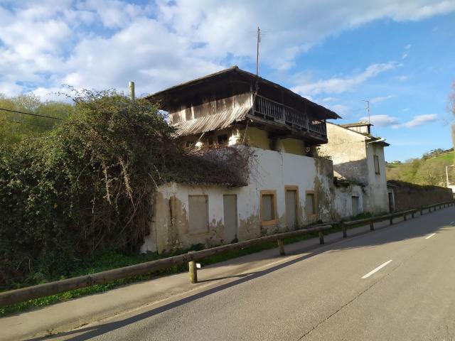 CASA DE CAMPO CON HORREO Y CUADRAS JUNTO A LUARCA. FINCA Y HUERTA CERRADA DE PARED ALTA