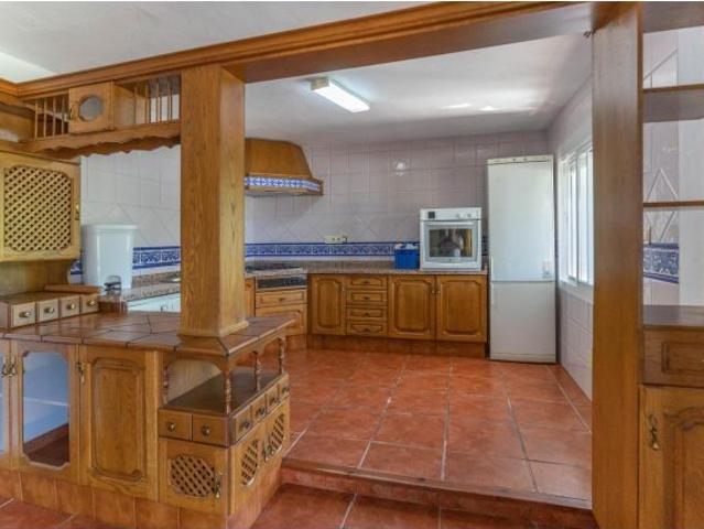 CASA DE CAMPO CON PISCINA, JARDIN CON CÉSPED Y TRASTERO