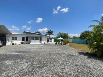 CASA DE CAMPO CON PISCINA Y AMPLIO TERRENO