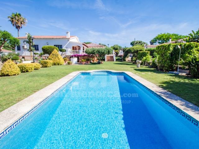 Casa de campo con piscina y precioso jardín en La Argentina