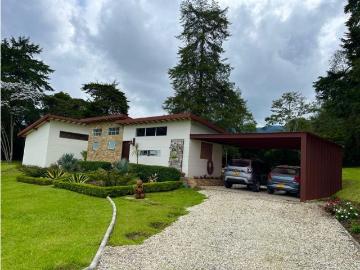 Casa de campo de alto standing de 2 dormitorios en venta Carmen de Viboral, Colombia