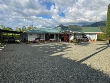 Casa de campo de alto standing de 4 dormitorios en venta Armenia, Quindío Department