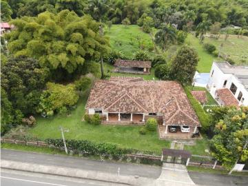 Casa de campo de alto standing de 4 dormitorios en venta Armenia, Quindío Department
