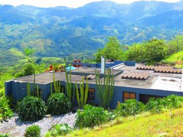 Casa de campo de alto standing de 4 dormitorios en venta Medellín, Colombia