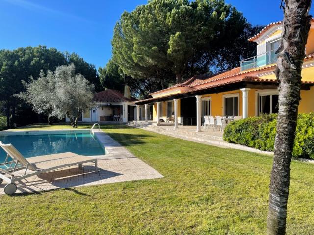 Casa de campo de luxo com piscina e court de ténis, em zona residencial de prestígio, herdade zambujeiro, Santo Estevão a 40 minutos de Lisboa