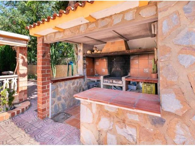 Casa de campo de 4 dormitorios, piscina y parcela de 1.400 m2 a 600 m. de la playa de Albir