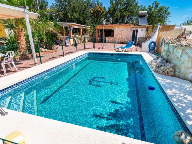 Casa de campo de 4 dormitorios, piscina y parcela de 1.400 m2 a 600 m. de la playa de Albir