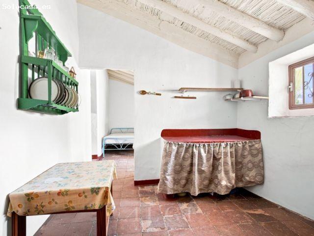 Casa de campo en venta en Canillas de Aceituno con amplia parcela y vistas a la
