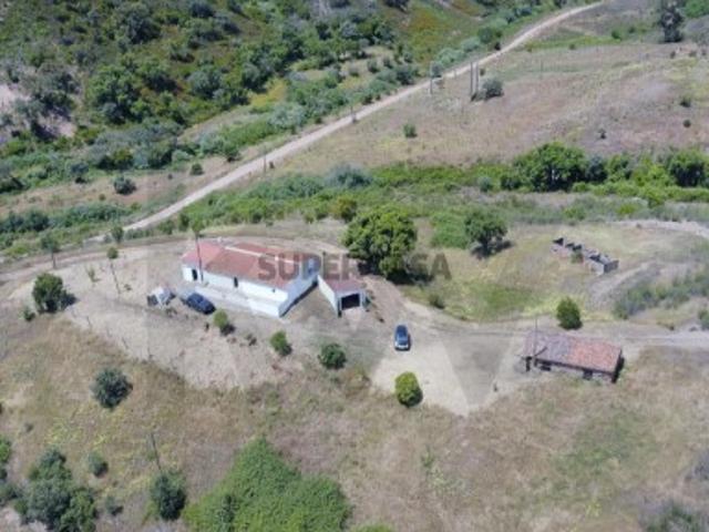 Casa de Campo Renovada com Terreno, Palheiro em Pedra e Charme Serrano São Marcos da Serra