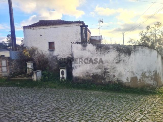 Casa de campo T2, com quintal em Figueiró dos Vinhos