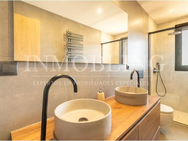 ¡Casa de diseño, rodeada de jardín privado!