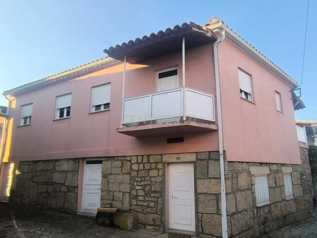 Casa de dois pisos com terreno