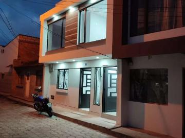 Casa De Dos Departamentos En Venta En El Barrio La Victoria