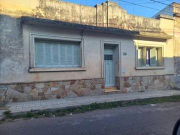 Casa de dos dormitorios, un baño y amplio jardín