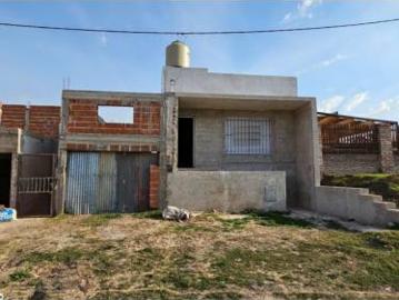 Casa de dos dormitorios, jardin con pileta, cochera, un baño. A terminar
