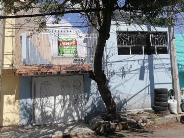 Casa de Dos Niveles con Patio de Lavado y Estacionamiento