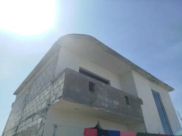 Casa de dos niveles con recámara en planta baja y con alberca