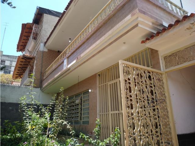 Casa de dos niveles ubicada en La California Norte