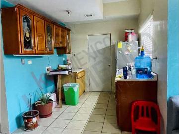 Casa de dos pisos en venta, con potencial para condicionar a tu gusto