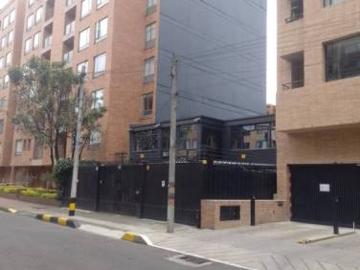 Casa de dos pisos en el barrio antiguo Country Bogota