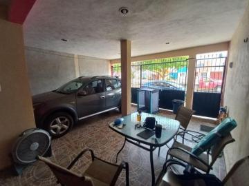 Casa de dos pisos en Piedra de Agua
