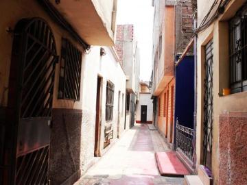 Casa de dos pisos frente a la alameda Chabuca Granda