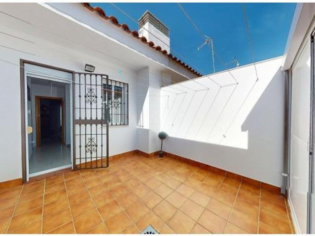 ¡CASA DE DOS PLANTAS, CON 4 DORMITORIOS, DOS BAÑOS, PATIO Y TERAZA !