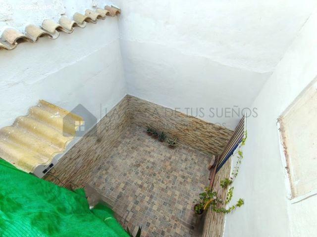 CASA DE DOS PLANTAS CON TERRAZA Y PATIO