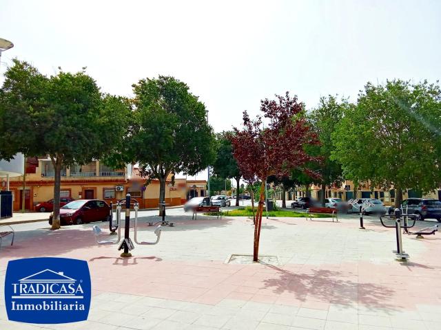✨ ¡Casa de dos plantas con garaje cerrado en La Milagrosa! Próximamente a la venta