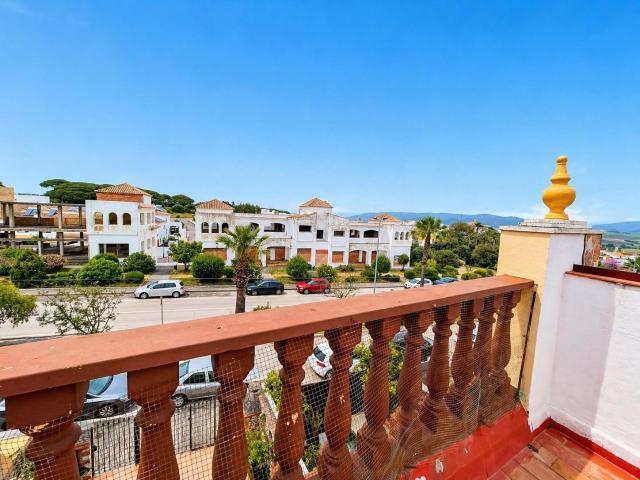 Casa de dos plantas con patio, jardín privado y terraza en Paseo de la Janda, Benalup Casas Viejas