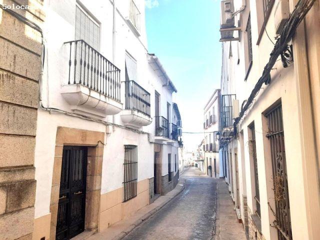 CASA DE DOS PLANTAS DE 200M2 CON PATIO EN VENTA EN ALBURQUERQUE