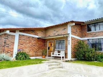 Casa de dos plantas en excelente ubicación en Cayambe