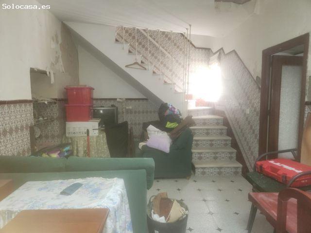 CASA DE DOS PLANTAS EN EL CENTRO PARA REFORMAR