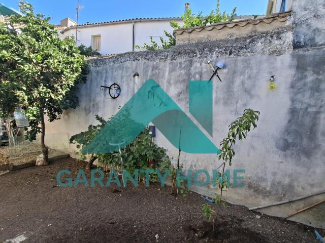 CASA DE DOS PLANTAS EN VENTA – CENTRO DE ARROYO DE LA LUZ ✨