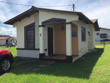 Casa de esquina en comunidad cerrada con garita en panamá, las cumbres