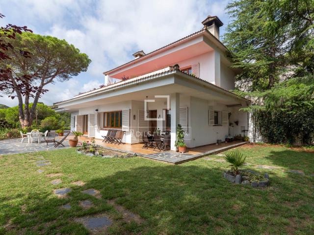 Casa de estilo español rodeada de jardines a pocos metros de. 414m² Sant Cebria de Vallalta