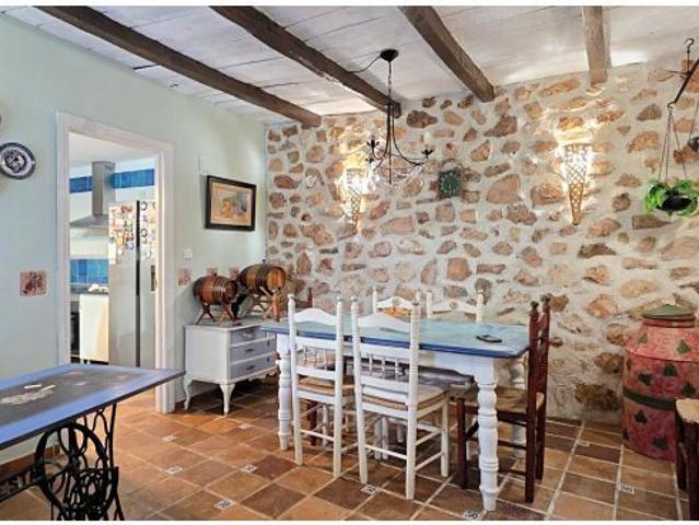 Casa de estilo rústico con cueva en Pozuelo del Rey