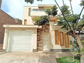 Casa de estreno en la Urb. El Golf de Huampaní en Lurigancho