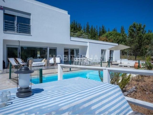 Casa de família com quatro quartos, arquitetonicamente concebida, situada em 1.8 Hectares de terreno com um riacho, um lago, uma vinha e uma piscina