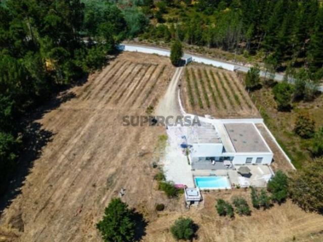 Casa de família com quatro quartos, arquitetonicamente concebida, situada em 1.8 Hectares de terreno com um riacho, um lago, uma vinha e uma piscina