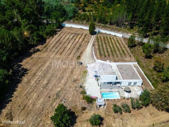 Casa de famlia com quatro quartos, arquitetonicamente concebida, s.
