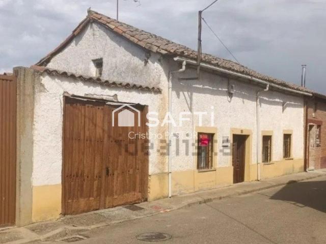Casa de gran potencial,con patio y jardín