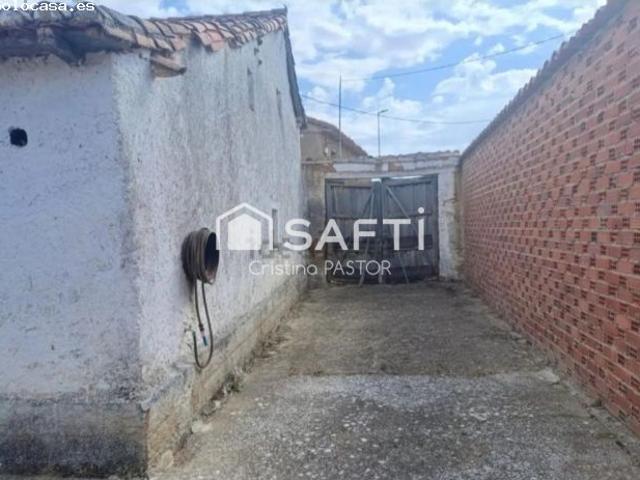 Casa de gran potencial,con patio y jardín